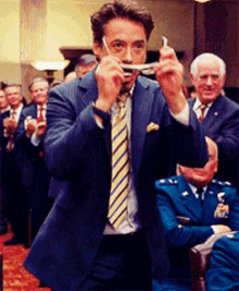 托尼史塔克摘眼镜的动态片段